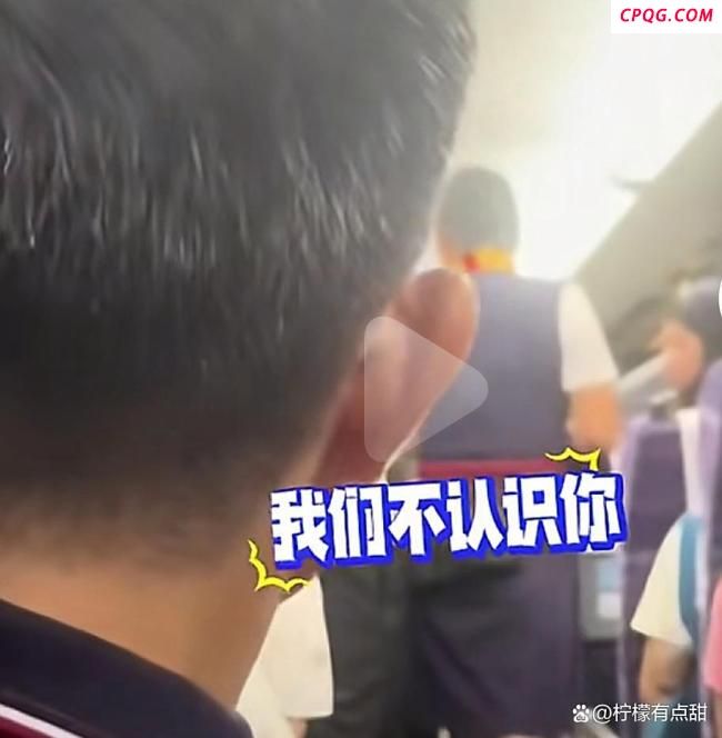 高铁上男子亲陌生女娃称太可爱 宝妈怒斥并报警处理