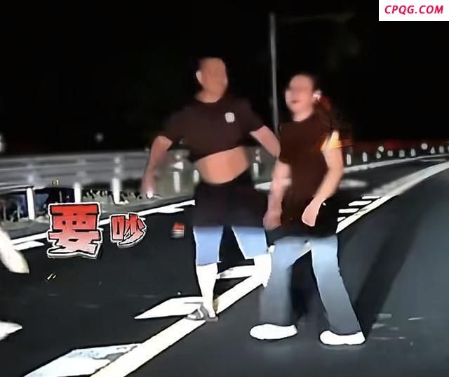 女子路中央拦车被其母一掌打碎眼镜 母亲怒斥救女