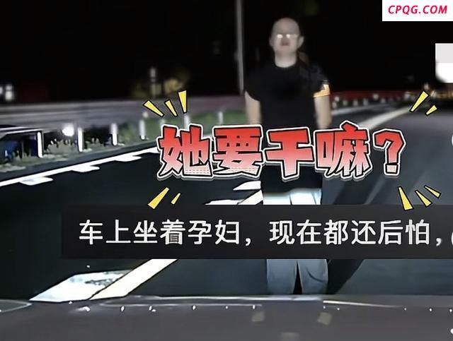 女子路中央拦车被其母一掌打碎眼镜