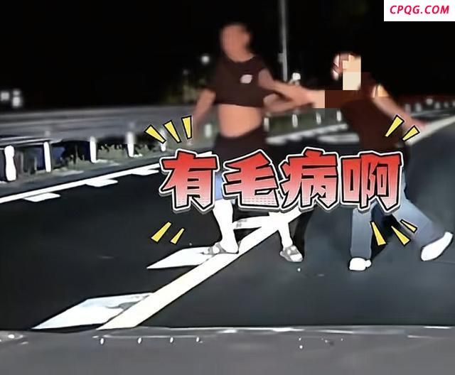 女子路中央拦车被其母一掌打碎眼镜 母亲怒斥救女