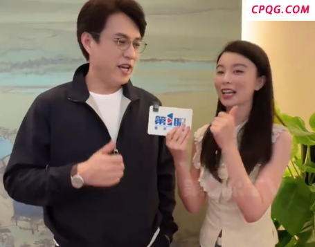 靳东第一顿重庆火锅是重辣：到重庆就流口水，再晚也要吃火锅
