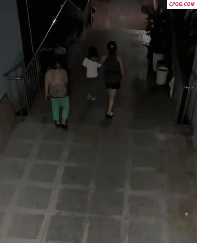 女孩在同学家玩没人接：其父家中离世