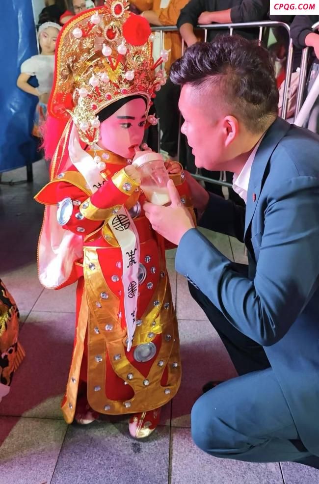萌娃端奶瓶唱豫剧 奶声奶气走红全国