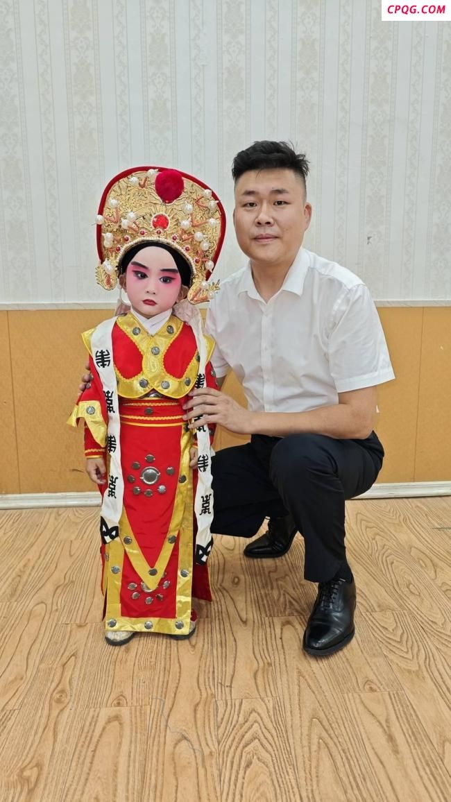 萌娃端奶瓶唱豫剧 奶声奶气走红全国