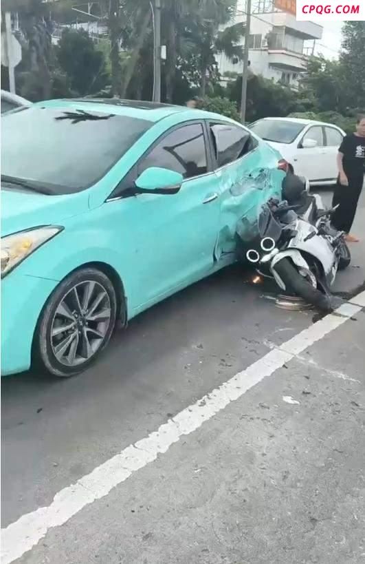 摩托疑死亡摇摆撞上花坛 驾驶员身亡 现场视频曝光