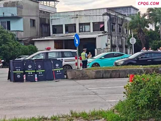 摩托疑死亡摇摆撞上花坛 驾驶员身亡 现场视频曝光