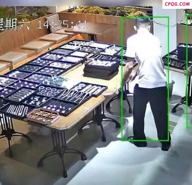 员工打碎玉镯店主没让赔偿 宽容店主暖人心