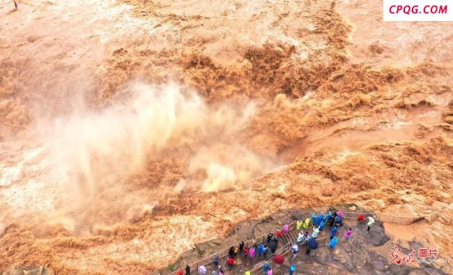 游客在山西吉县黄河壶口瀑布景区游览观瀑