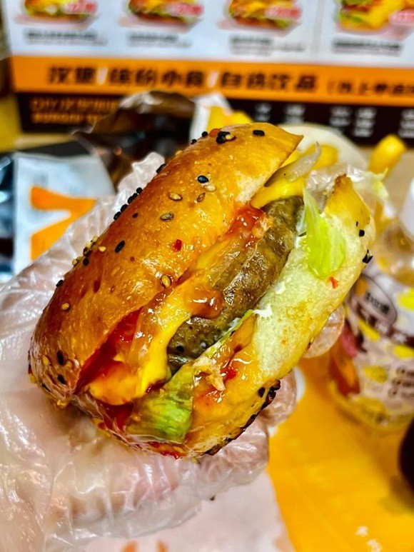 轻装上阵，效率制胜！牛约堡“2-3人高效店”模式支撑1800店高速运转